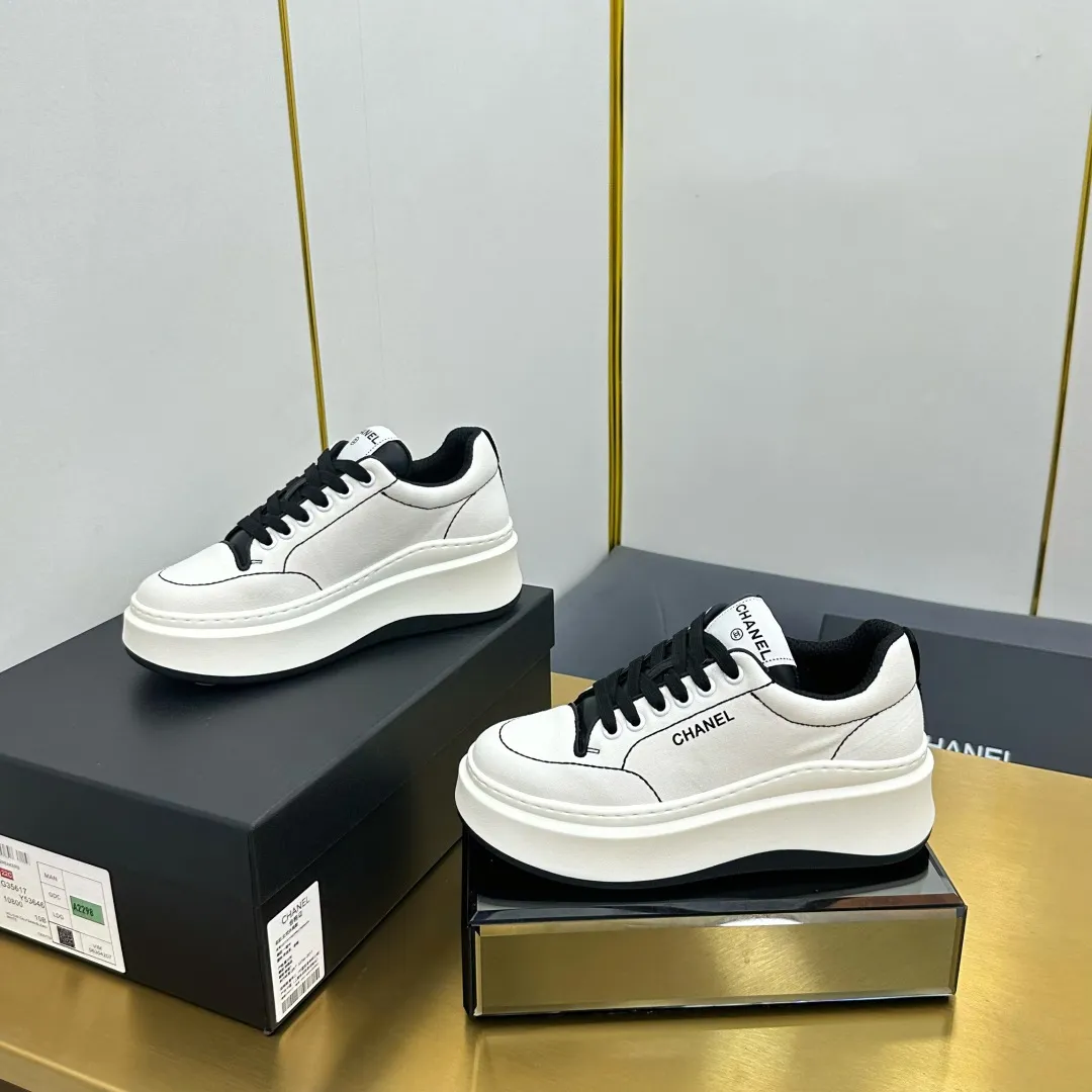 👟👟Ex-factory price 600👟👟 Upgraded version, upgraded version, upgraded version! No rebuttal accepted! ! ! ! Chanel Chanel panda shoes! 2025 counter's top casual sports shoes. This classic design; the upper is electro-embroidered with a variety of techniques; the outsole is fashionable and sporty; the unusual inclusion of a variety of color matching elements... The diversified mix and match is very good-looking and versatile, and can be used for leisure, fashion, sports, and outdoor... ꫛꫀꪝ Go➫ Materials: ❶Upper made of: original imported first-layer silk cowhide + original waterproof cloth + original first-layer cowhide ❷Inner lining: Original Yangli+Net ❸Outsole based on: Original TPU combination outsole Counter boutique packaging complete set for women 35–41 👉 👉